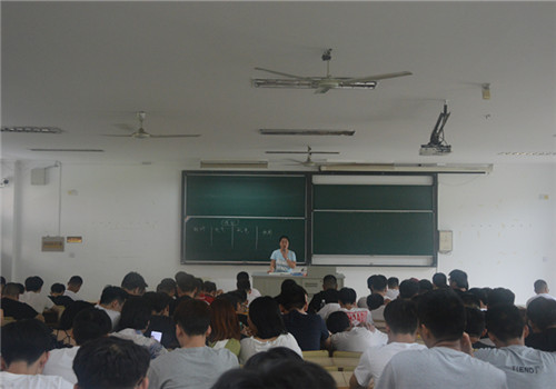 陈芸老师就毕业和就业问题召开年级大会_副本.jpg