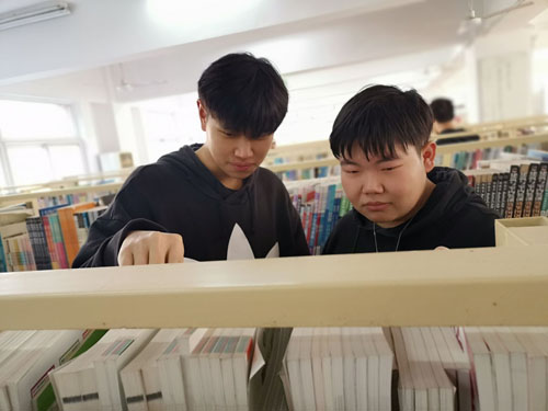 同学们认真选书.jpg