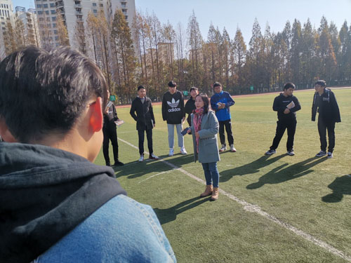 班主任和同学们的自由交流.jpg