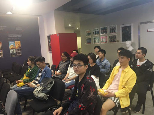 学生在进行交流学习.jpg